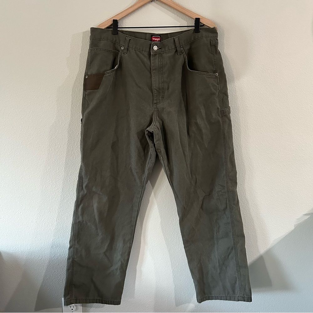 Men’s Wrangler Olive Green Cargo Pants with Relaxed Fit and Utilitarian Style